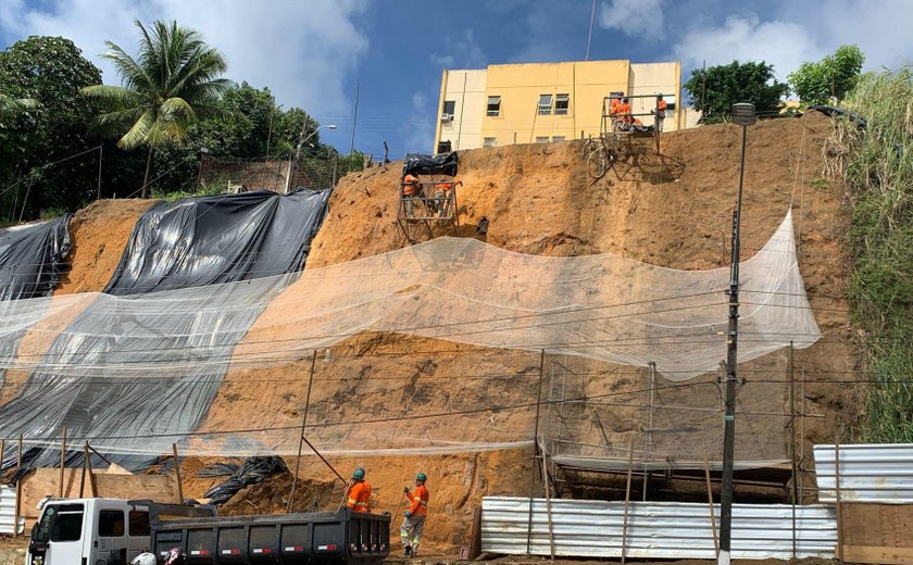 Obra de contenção definitiva é iniciada em encosta no Jacintinho