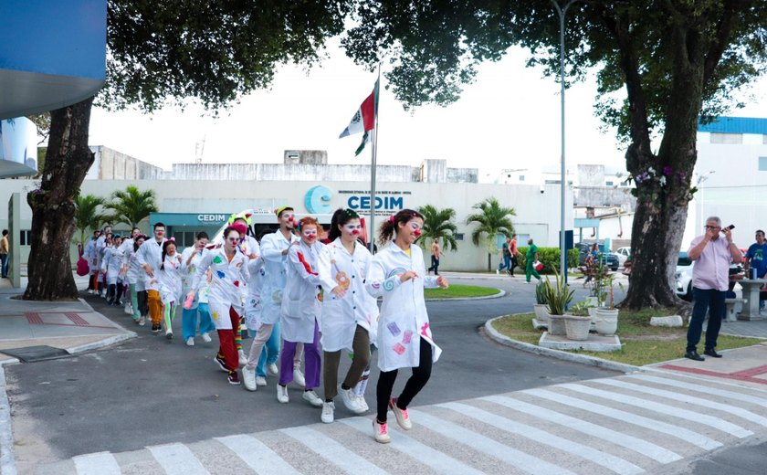 Uncisal entrega primeiro camarim móvel de palhaços de hospitais no Brasil