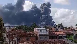 Defesa Civil é acionada para avaliar estrutura de fábrica após incêndio de grandes proporções