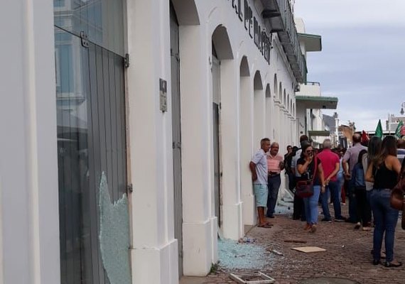 Servidores protestam na porta da Câmara contra Projeto de Lei que altera estatuto