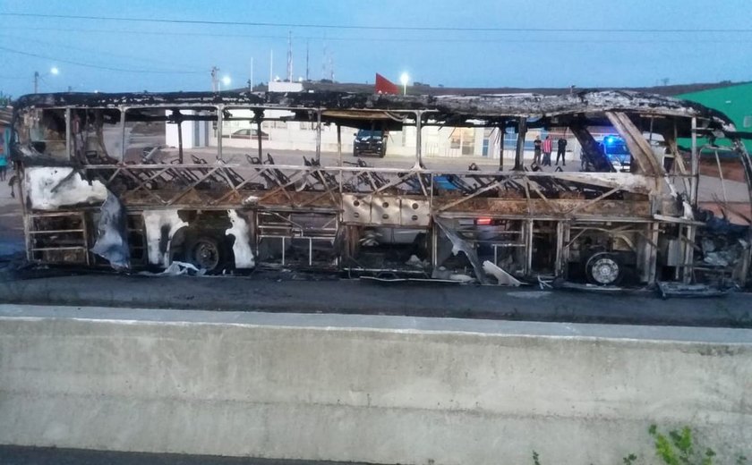 Ônibus que seguia de Aracaju para Maceió pega fogo na BR-101