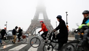 Reforma do sistema de pensões leva milhares às ruas de Paris