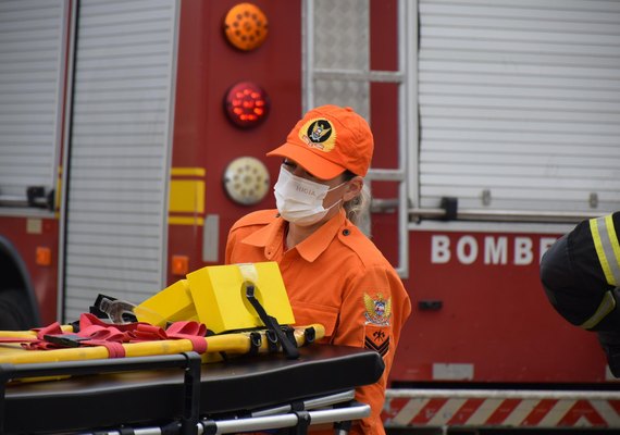Bombeiros socorrem vítima de atropelamento por ônibus em Maceió