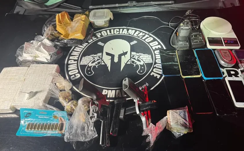 Polícia prende dois homens por tráfico de drogas no Jacintinho