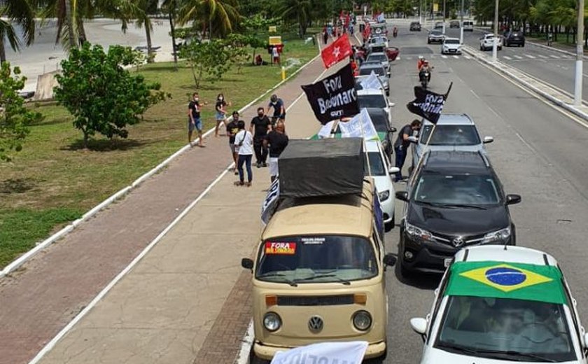 Carreata na orla de Maceió pede um impeachment de Bolsonaro