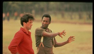 Stallone homenageia Pelé e relembra filme: 'O grande!'