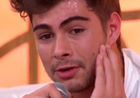 Ator global trava ao abordar assunto polêmico na TV e web não perdoa: 'Suando'
