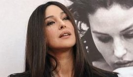 Monica Bellucci entrega: 'Ainda bem que existem os retoques!'