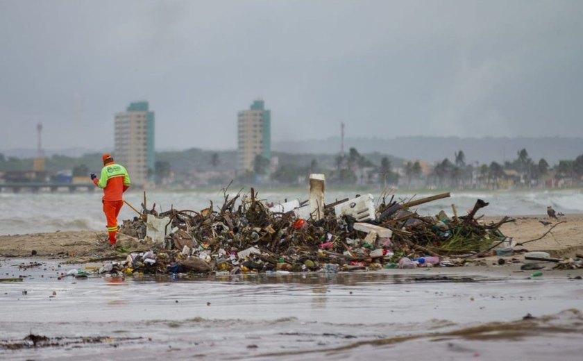 Limpeza na praia da Avenida retira 700 toneladas de lixo da foz do Salgadinho em 2 dias