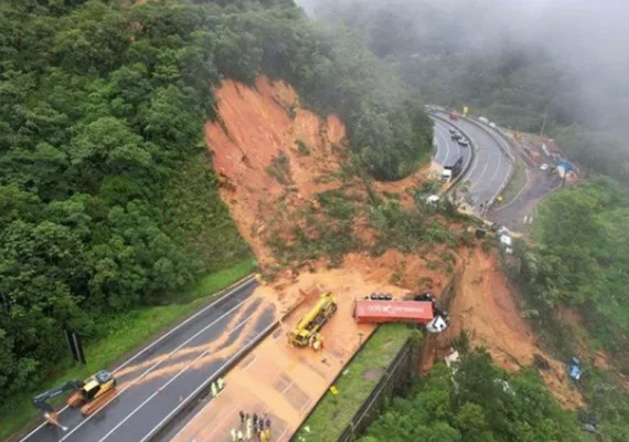 Após 3 dias, ao menos 30 pessoas seguem desaparecidas sob lama em rodovia