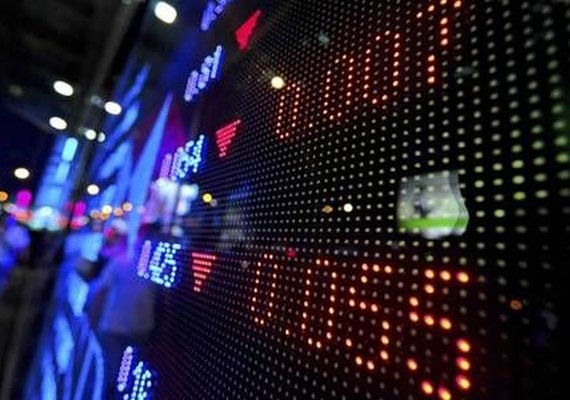 Bovespa fecha em leve baixa nesta sexta-feira com pressão da Petrobras