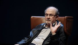 Irã responsabiliza Salman Rushdie por próprio esfaqueamento