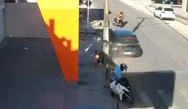 Câmera de videomonitoramento registra carro na contramão atingindo duas motos e batendo em caminhão em Penedo