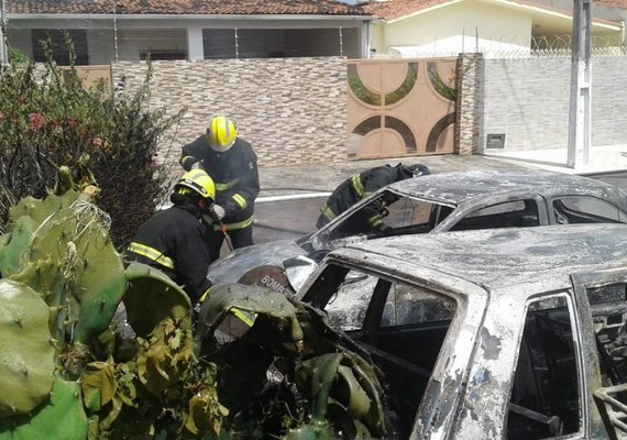 Corpo de Bombeiros apaga chamas que acabaram com dois veículos