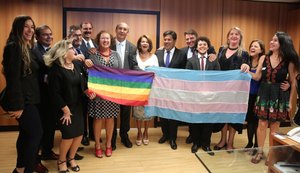 Resolução do MEC permite que transexuais e travestis usem o nome social