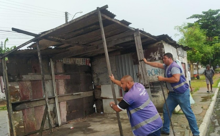 SEMSCS remove estruturas abandonadas no Benedito Bentes