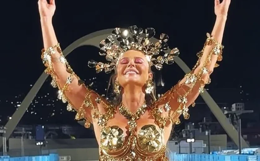 Paolla Oliveira retorna à Grande Rio e é aclamada pelo público