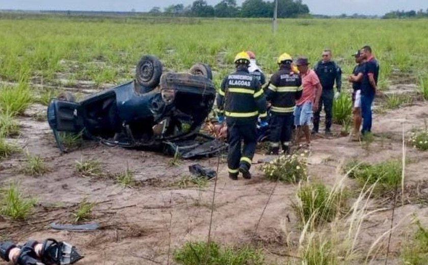 Carro capota e deixa seis pessoas feridas na AL-104