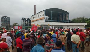 Trabalhadores rurais se mobilizam no pátio da Usina Laginha por Reforma Agrária