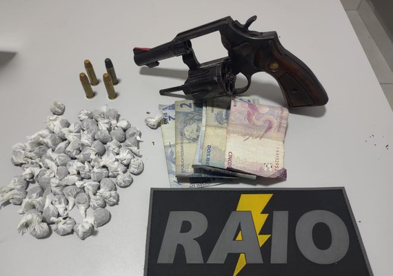 PM apreende duas armas de fogo e drogas em ações na capital