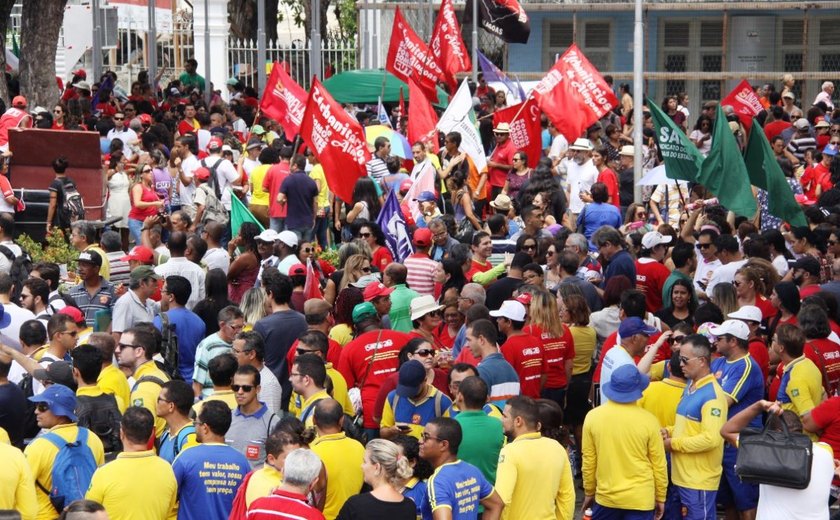 Em protesto contra reforma, categorias realizam caminhada no Centro de Maceió