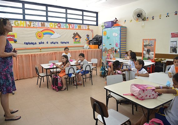 Mais de 400 municípios não pagam o piso para professores da educação básica, diz deputada
