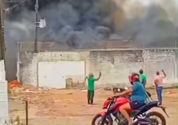 Incêndio de grandes proporções destrói loja de estofados em Arapiraca