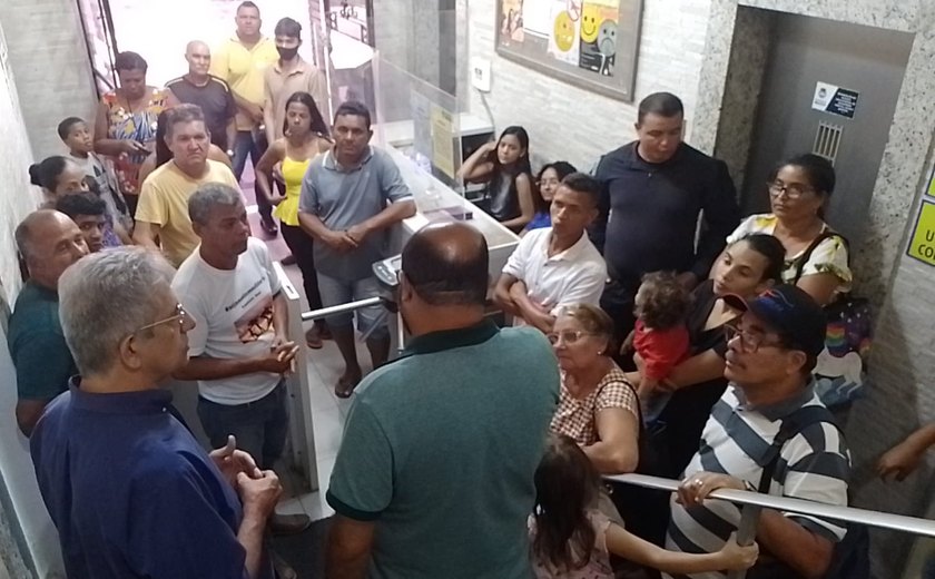 Moradores dos Flexais fazem protesto por realocação no prédio da Prefeitura de Maceió