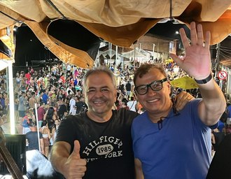 Deputado estadual e ex-prefeito reúnem multidão no Bloco Bonecas da Massagueira
