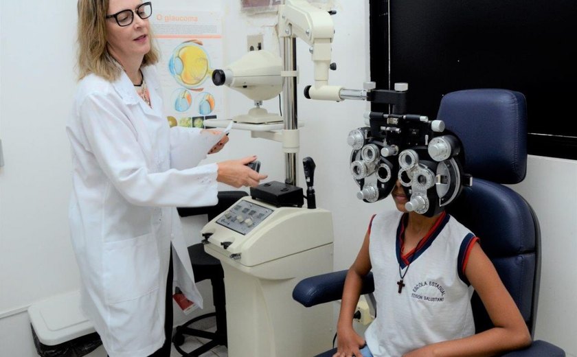 Mais de 130 alunos da rede pública de Alagoas realizam exames de vista e receberão óculos