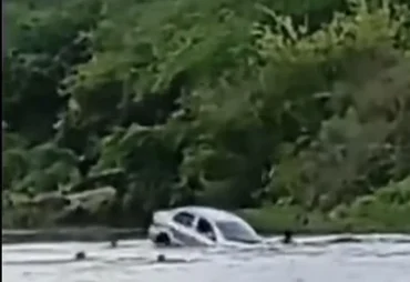 Carro é arrastado por correnteza em ponte no Sertão de Alagoas