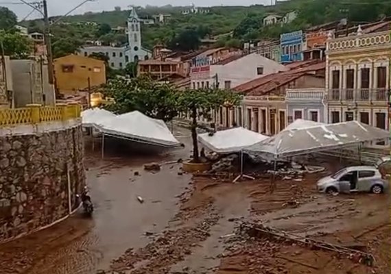 Em trégua das chuvas, Piranhas inicia operação de limpeza no Centro Histórico