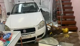 Carro invade loja no Jacintinho e deixa destruição em Maceió