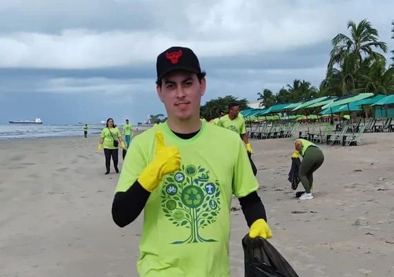 'Ação Praia Limpa'' retira 250kg de resíduos plásticos da praia de Pajuçara