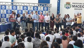 Prefeito entrega reforma de quadra poliesportiva de escola