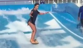 Ivete Sangalo leva tombo em Oasis em Cruzeiro e cai na água da piscina de surf