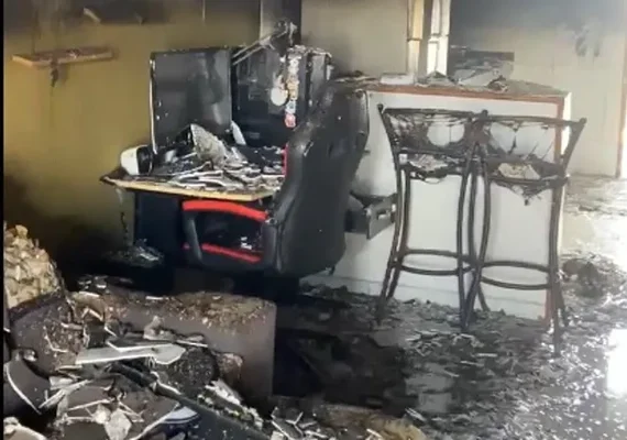 Casa fica destruída após incêndio em Chã do Pilar