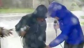 Vídeo! Calça de repórter rasga durante cobertura ao vivo do furacão Irma