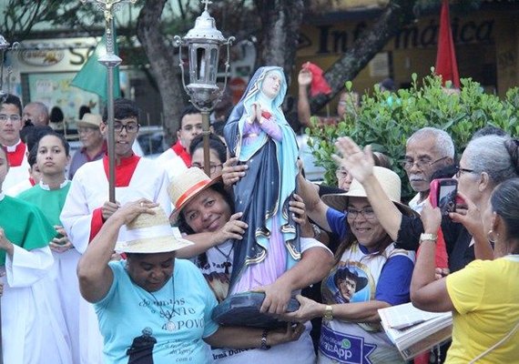 Réplica da imagem de Nossa Senhora das Dores é acolhida por fiéis