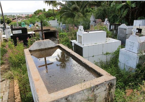 Cemitério Santo Antônio é alvo de descaso e vandalismo
