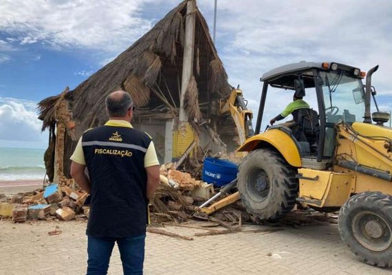 Convívio Social realiza demolição de barraca irregular na praia de Cruz das Almas