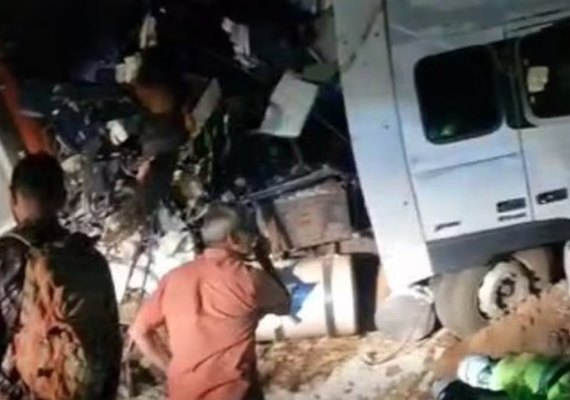 Batida entre ônibus e carreta deixa 11 mortos e mais de 40 feridos