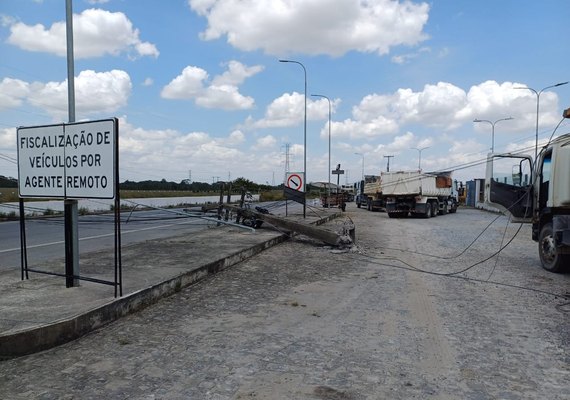 Km 77 da BR-101 é liberado para tráfego de veículos após interdição devido a queda de poste