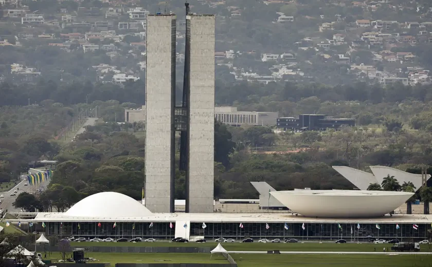 Lula sanciona, com vetos, reajuste salarial para cargos do Legislativo