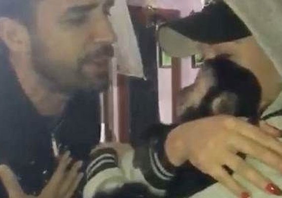 Veja vídeo! Latino encontra seu macaco de estimação Twelves
