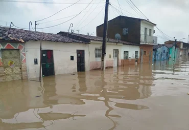 Em São Miguel dos Campos, rio transborda e invade residências deixando desalojados
