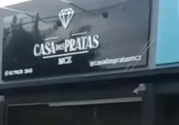 Criminosos invadem joalheria usando veículo e roubam produtos do estabelecimento