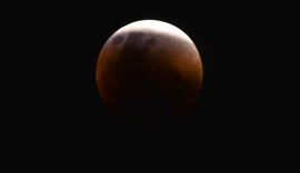 Eclipse lunar total pinta o céu de vermelho nesta terça