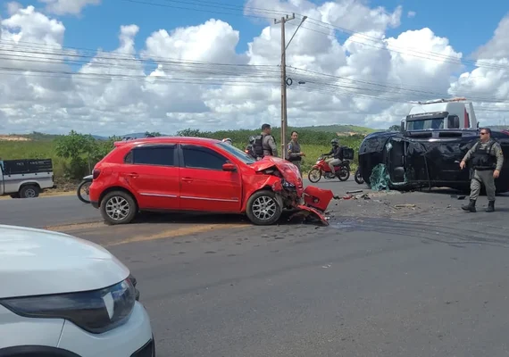 Carro capota após colisão com outro veículo em Arapiraca