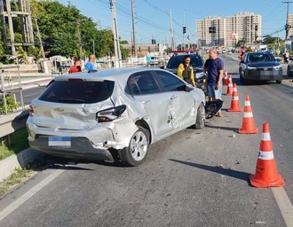 Caminhão colide com carro na Avenida Menino Marcelo, em Maceió